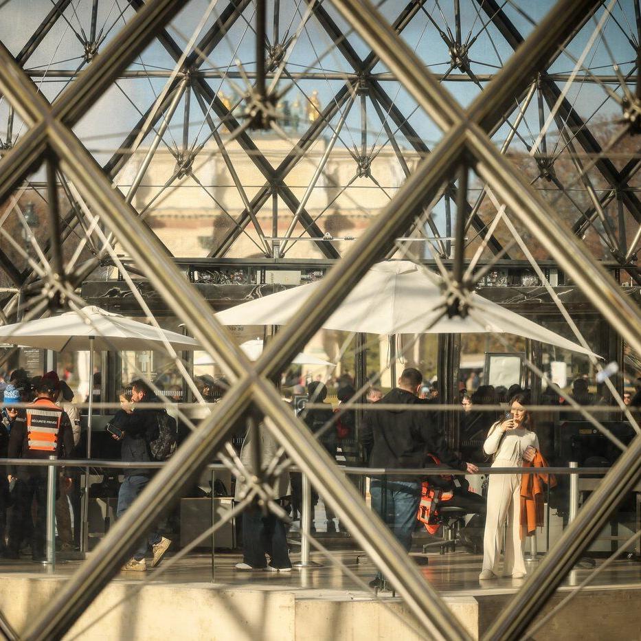 A timeline of the jewel heist at the Louvre in Paris